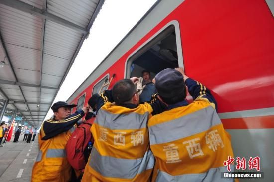 图为铁路职工协力复装车窗。 吴正琪 摄 图为铁路职工协力复装车窗。 吴正琪 摄