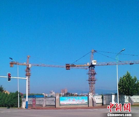在“依水金河湾”项目工地上,几座大型塔吊不停地转动,将一捆捆建筑材料运送到工地各处。 崔涛 摄 在“依水金河湾”项目工地上,几座大型塔吊不停地转动,将一捆捆建筑材料运送到工地各处。 崔涛 摄