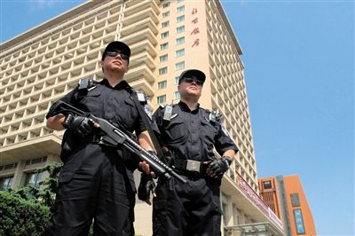 昨日,王府井步行街,特警持枪巡逻。 昨日,王府井步行街,特警持枪巡逻。