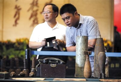 昨日,中国人民抗日战争纪念馆,观众在看捐赠的抗战文物。当日,抗战馆获捐150余件抗战文物。新京报记者 浦峰 摄 昨日,中国人民抗日战争纪念馆,观众在看捐赠的抗战文物。当日,抗战馆获捐150余件抗战文物。新京报记者 浦峰 摄