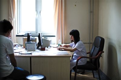 2013年8月2日,新京报记者(右)在安定医院门诊与精神科医生一起体验问诊。今年,21家市属医院拿出180多个医务助理岗位和近百个“守护天使”志愿服务岗位,征集非医疗界社会人士“换位”体验。新京报资料图片/周岗峰 摄 2013年8月2日,新京报记者(右)在安定医院门诊与精神科医生一起体验问诊。今年,21家市属医院拿出180多个医务助理岗位和近百个“守护天使”志愿服务岗位,征集非医疗界社会人士“换位”体验。新京报资料图片/周岗峰 摄