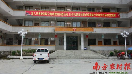 沙坪镇委书记被韶关市纪委带走,私人老板也被带走协助调查沙坪副镇长黄宜宾酒后死亡一事在当地闹得沸沸扬扬。南方农村报记者王伟正 摄 沙坪镇委书记被韶关市纪委带走,私人老板也被带走协助调查沙坪副镇长黄宜宾酒后死亡一事在当地闹得沸沸扬扬。南方农村报记者王伟正 摄
