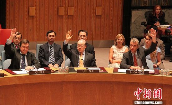 当地时间8月15日,联合国安理会通过决议,决定采取措施切断伊拉克和叙利亚极端组织的资金和外来武装分子来源,并将与极端组织“伊拉克和黎凡特伊斯兰国”和“支持阵线”有关的赛义德·阿里夫等6人列入制裁名单。中国常驻联合国代表刘结一在表决中投赞成票。 当地时间8月15日,联合国安理会通过决议,决定采取措施切断伊拉克和叙利亚极端组织的资金和外来武装分子来源,并将与极端组织“伊拉克和黎凡特伊斯兰国”和“支持阵线”有关的赛义德·阿里夫等6人列入制裁名单。中国常驻联合国代表刘结一在表决中投赞成票。