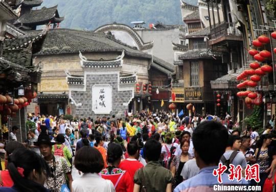 凤凰古城入口人流如织。 吴文星 摄 凤凰古城入口人流如织。 吴文星 摄