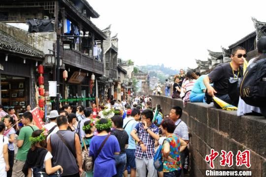 凤凰古城老菜街人来人往。 吴文星 摄 凤凰古城老菜街人来人往。 吴文星 摄