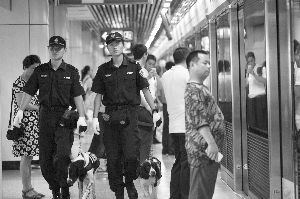 特警和防暴犬在地铁里巡逻 通讯员供图 特警和防暴犬在地铁里巡逻 通讯员供图