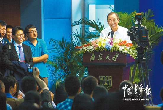 8月16日,联合国秘书长潘基文在南京大学与中国青年对话。本报记者 郑萍萍摄 8月16日,联合国秘书长潘基文在南京大学与中国青年对话。本报记者 郑萍萍摄