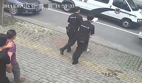 警方在现场抓捕疑似“闹事”的农民工。 警方在现场抓捕疑似“闹事”的农民工。