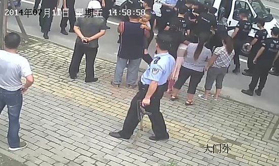 警方在现场抓捕疑似“闹事”的农民工。 警方在现场抓捕疑似“闹事”的农民工。