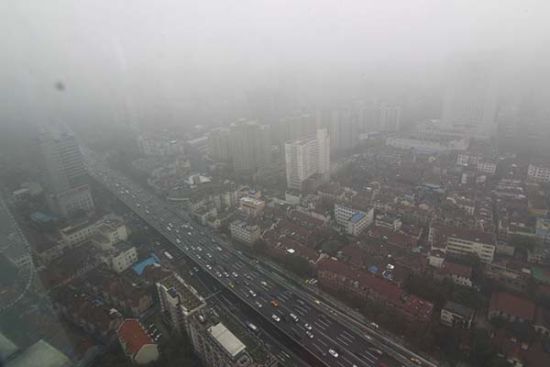 郝吉明指出,长三角单位污染物排放比全国高几倍,汽车应当适度使用。IC 资料图 郝吉明指出,长三角单位污染物排放比全国高几倍,汽车应当适度使用。IC 资料图