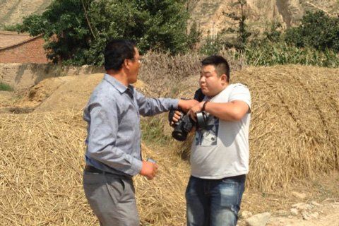 采访现场中铁十四局工作人员抢夺央视摄影师的摄像机。 采访现场中铁十四局工作人员抢夺央视摄影师的摄像机。