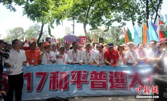 8月17日,“保普选反占中大联盟”发起“和平普选大游行”,表达对和平、普选的渴望,对“占中”、暴力的反感。中新社发 谭达明 摄 8月17日,“保普选反占中大联盟”发起“和平普选大游行”,表达对和平、普选的渴望,对“占中”、暴力的反感。中新社发 谭达明 摄