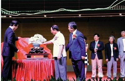 月8日,久未公开露面的张铁生代表禾丰向上交所赠送礼物。图片来源:禾丰牧业网站 月8日,久未公开露面的张铁生代表禾丰向上交所赠送礼物。图片来源:禾丰牧业网站