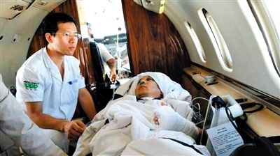 患者在空中ICU中。昨日,一内蒙古患者被从当地转运至北京进行进一步救治。999急救中心供图 患者在空中ICU中。昨日,一内蒙古患者被从当地转运至北京进行进一步救治。999急救中心供图
