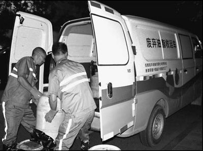 工作人员将地沟油油桶抬进车厢。 朱虹摄(人民视觉) 工作人员将地沟油油桶抬进车厢。 朱虹摄(人民视觉)