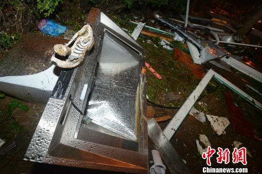 在爆炸源对面的空地上,抽油烟机、水管等杂物散落一地。 韦亮 摄 在爆炸源对面的空地上,抽油烟机、水管等杂物散落一地。 韦亮 摄