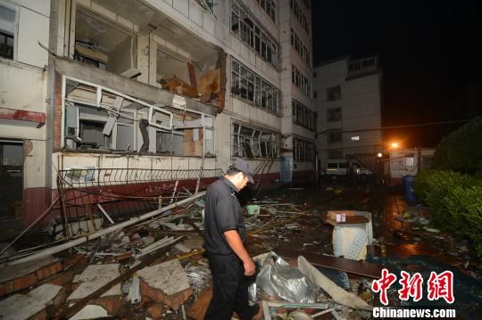 在爆炸现场,长治当地警方安排警员执勤。 韦亮 摄 在爆炸现场,长治当地警方安排警员执勤。 韦亮 摄