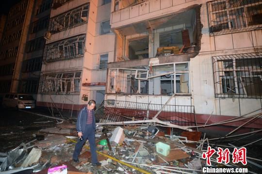 爆炸造成大面积楼房受损,图中二层楼房即为爆炸源。 韦亮 摄 爆炸造成大面积楼房受损,图中二层楼房即为爆炸源。 韦亮 摄