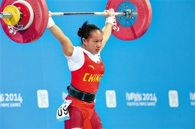 蒋惠花以193公斤总成绩夺得青奥会女子48公斤级金牌。 新华社发 蒋惠花以193公斤总成绩夺得青奥会女子48公斤级金牌。 新华社发