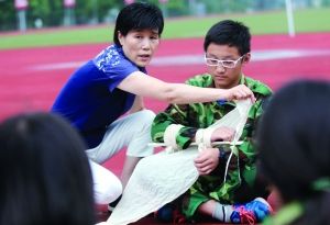高一新生学习急救知识 现代快报记者 赵杰 摄 高一新生学习急救知识 现代快报记者 赵杰 摄