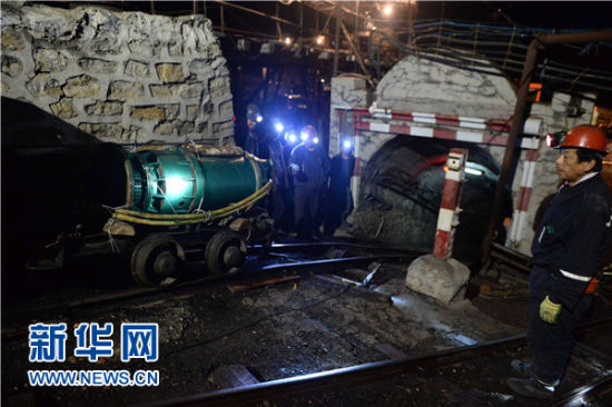 8月15日凌晨,在黑龙江鸡西安之顺煤矿透水事故现场,救援人员正在将超大功率水泵运到井下进行救援。 新华社记者 王凯 摄 8月15日凌晨,在黑龙江鸡西安之顺煤矿透水事故现场,救援人员正在将超大功率水泵运到井下进行救援。 新华社记者 王凯 摄