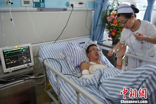 爆炸发生后,住在同一居民楼的住户李建龙因救人受伤。 韦亮 摄 爆炸发生后,住在同一居民楼的住户李建龙因救人受伤。 韦亮 摄