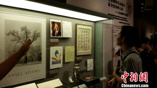 游客参观邓小平缅怀馆 王爵 摄 游客参观邓小平缅怀馆 王爵 摄