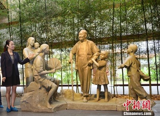 位于缅怀馆序厅内的雕塑家李向群的作品《老乡同庚》 胡黄 摄 位于缅怀馆序厅内的雕塑家李向群的作品《老乡同庚》 胡黄 摄