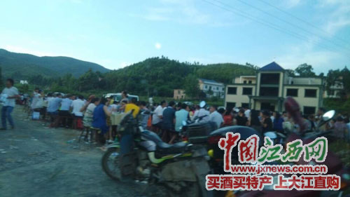 石溪村村主任周某家办丧事,大摆宴席数十桌。 石溪村村主任周某家办丧事,大摆宴席数十桌。