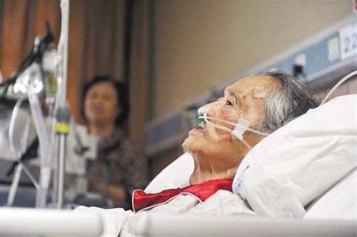 9月18日,重医附一院,龙启明正在接受治疗。这位全国唯一健在的飞虎队队员,7月以来,身体一直不好,一直住院。他的最大心愿就是希望自己能尽快好起来,能参加明年在北京举行的纪念抗战胜利70周年大会。 记者 梅垠 实习生 董郝成泽 摄 9月18日,重医附一院,龙启明正在接受治疗。这位全国唯一健在的飞虎队队员,7月以来,身体一直不好,一直住院。他的最大心愿就是希望自己能尽快好起来,能参加明年在北京举行的纪念抗战胜利70周年大会。 记者 梅垠 实习生 董郝成泽 摄