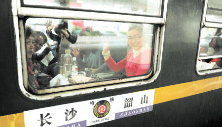 长沙—韶山红色旅游二日游专列长沙火车站首发时情景。 资料图 长沙—韶山红色旅游二日游专列长沙火车站首发时情景。 资料图