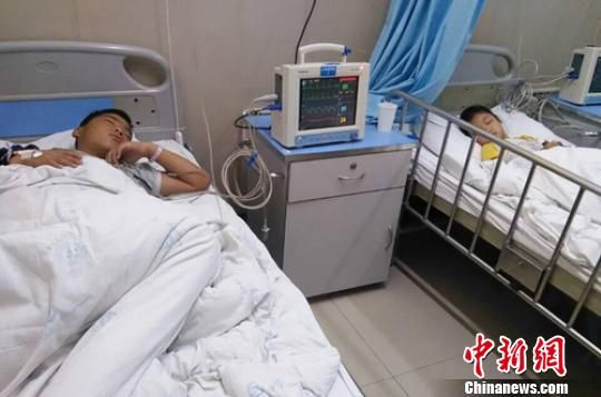 疑似中毒的孩子正在医院救治。 钟欣 摄 疑似中毒的孩子正在医院救治。 钟欣 摄