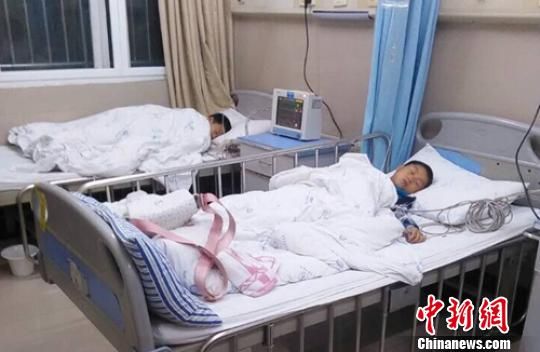 疑似中毒的孩子正在医院救治。 钟欣 摄 疑似中毒的孩子正在医院救治。 钟欣 摄