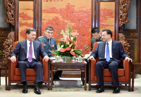 李克强会见哈萨克斯坦国防部长。中新社 刘震 摄 李克强会见哈萨克斯坦国防部长。中新社 刘震 摄