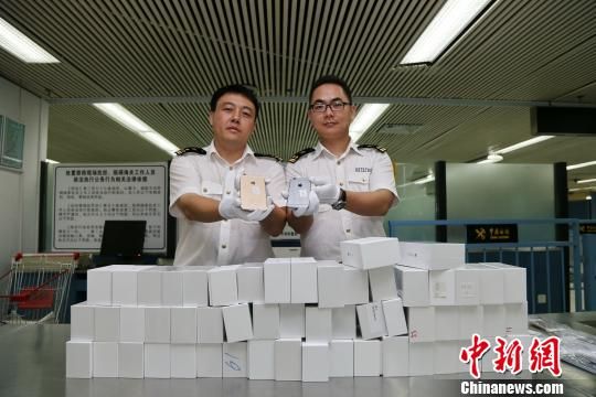 深圳截获的iPhone6 李安 摄 深圳截获的iPhone6 李安 摄