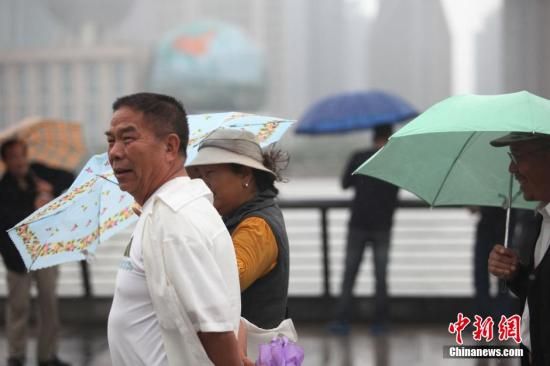 上海外滩只有零星小雨,观光台上的一些游客们甚至没有撑伞。张亨伟 摄 上海外滩只有零星小雨,观光台上的一些游客们甚至没有撑伞。张亨伟 摄