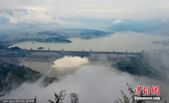 三峡大坝开泄洪深孔泄洪 气势磅礴 三峡大坝开泄洪深孔泄洪 气势磅礴