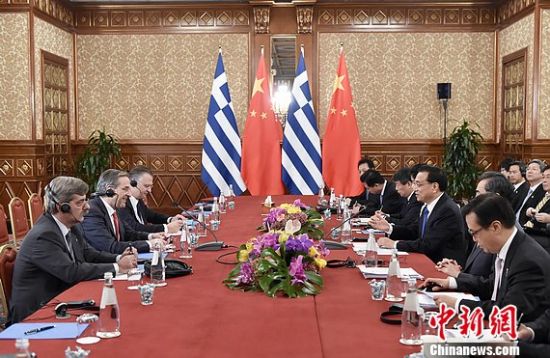 当地时间10月16日上午,中国国务院总理李克强在意大利米兰会见希腊总理萨马拉斯。 中新社记者 刘震 摄 当地时间10月16日上午,中国国务院总理李克强在意大利米兰会见希腊总理萨马拉斯。 中新社记者 刘震 摄