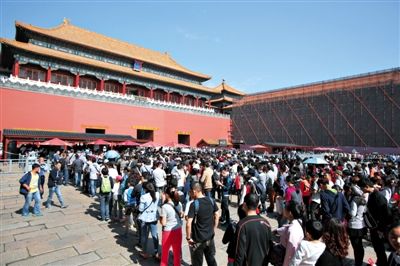故宫午门广场,大批游客在排队等待检票进入。 故宫午门广场,大批游客在排队等待检票进入。