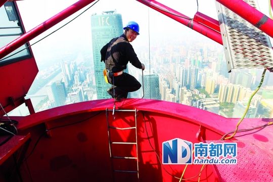 去年12月31日,东塔修至第85层高,熊浩爬上塔顶给M1280D型塔吊机体进行检修。 去年12月31日,东塔修至第85层高,熊浩爬上塔顶给M1280D型塔吊机体进行检修。