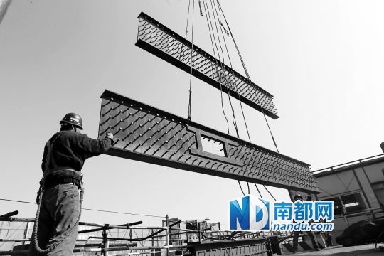 东塔塔顶,工人在装卸材料。 东塔塔顶,工人在装卸材料。