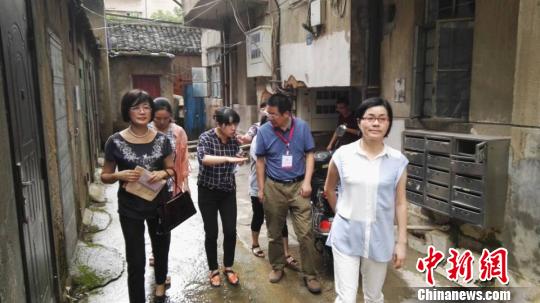 图为救援。 红十字会 摄 图为救援。 红十字会 摄