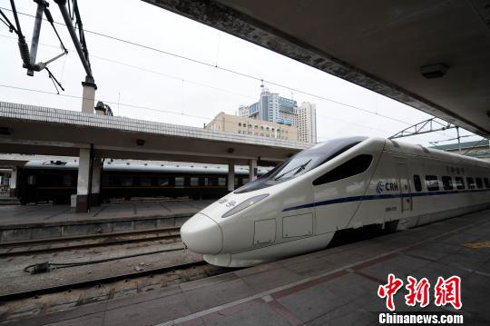 13日上午,D5001次试运行动车组快速驶离哈尔滨站,标志着中国最北部高寒地区的首条城际高铁客运专线正式进入全线试运行阶段。图为整装待发的动车组列车。 王栋梁 摄 13日上午,D5001次试运行动车组快速驶离哈尔滨站,标志着中国最北部高寒地区的首条城际高铁客运专线正式进入全线试运行阶段。图为整装待发的动车组列车。 王栋梁 摄