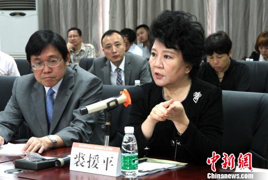 图为裘援平谈笑风生问计侨胞,推中餐繁荣请“狮子大开口”。 崔佳明 摄 图为裘援平谈笑风生问计侨胞,推中餐繁荣请“狮子大开口”。 崔佳明 摄