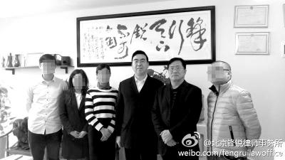 2014年12月5日,周世锋与黄力群(右三)在南充分所。图片来自北京锋锐律师事务所微博 2014年12月5日,周世锋与黄力群(右三)在南充分所。图片来自北京锋锐律师事务所微博
