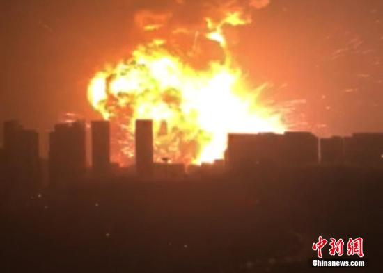 8月12日晚11时许,天津市塘沽开发区一带发生爆炸事故,现场火光冲天。图片来源:东方IC 版权作品 请勿转载 8月12日晚11时许,天津市塘沽开发区一带发生爆炸事故,现场火光冲天。图片来源:东方IC 版权作品 请勿转载