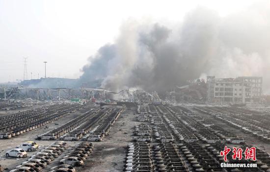 8月13日6时,爆炸事故现场烧焦的汽车。8月12日晚11:20左右,天津港国际物流中心区域内瑞海公司所属危险品仓库(系民营企业)发生爆炸。 中新社发 韩海丹 摄 8月13日6时,爆炸事故现场烧焦的汽车。8月12日晚11:20左右,天津港国际物流中心区域内瑞海公司所属危险品仓库(系民营企业)发生爆炸。 中新社发 韩海丹 摄