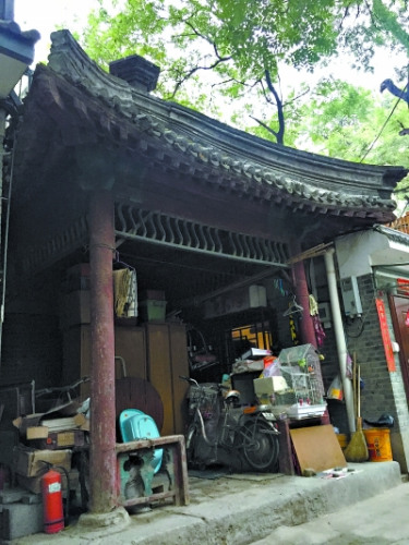 ▶莲园的古亭被居民当成了储物间。 ▶莲园的古亭被居民当成了储物间。