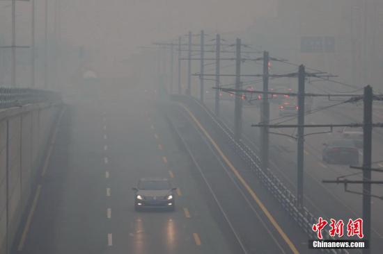 11月8日,沈阳遭遇雾霾天气,pm2.5值爆表。 图片来源:视觉中国 11月8日,沈阳遭遇雾霾天气,pm2.5值爆表。 图片来源:视觉中国