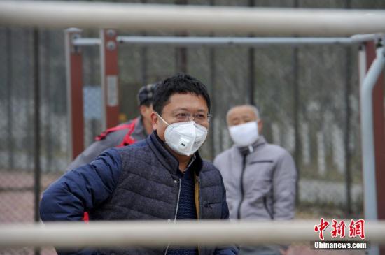 11月11日,辽宁沈阳,市民在雾霾中健步走。当天沈阳市虽然PM2.5指数较前几日明显下降,但空气质量仍为中度污染。截至11日,辽宁省部分城市的雾霾已持续3天。 中新社记者 孙昊声 摄 11月11日,辽宁沈阳,市民在雾霾中健步走。当天沈阳市虽然PM2.5指数较前几日明显下降,但空气质量仍为中度污染。截至11日,辽宁省部分城市的雾霾已持续3天。 中新社记者 孙昊声 摄